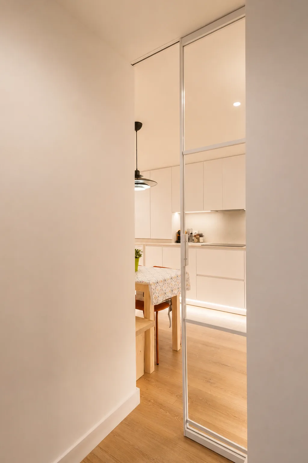 Una cocina blanca abierta diseñada para aprovechar cada centímetro