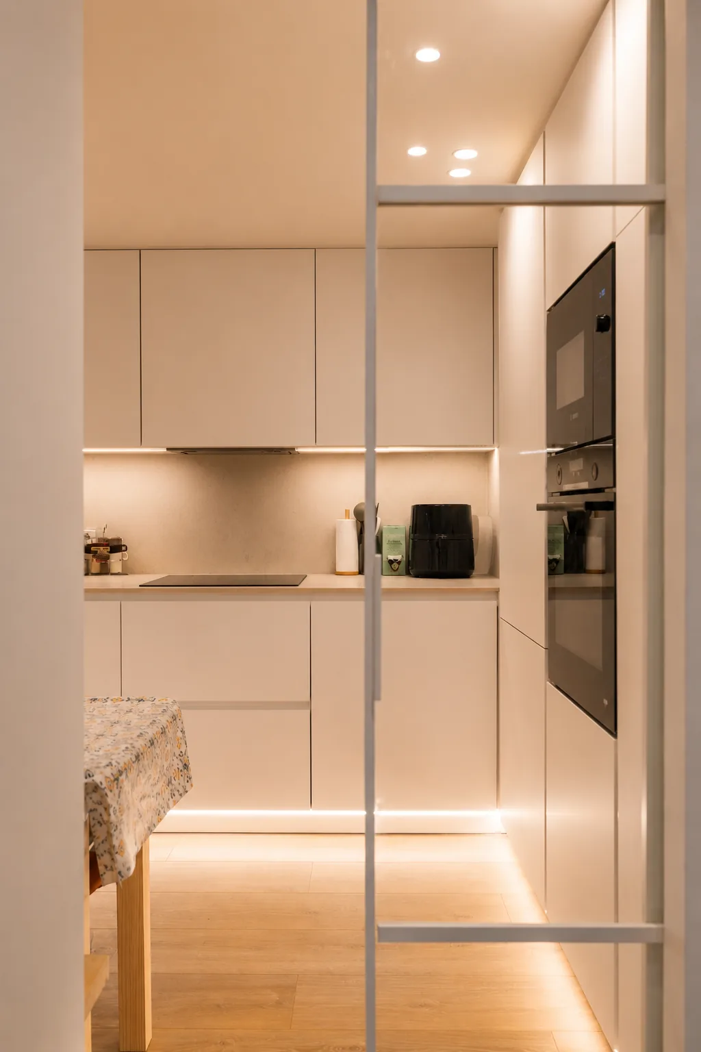 Una cocina blanca abierta diseñada para aprovechar cada centímetro