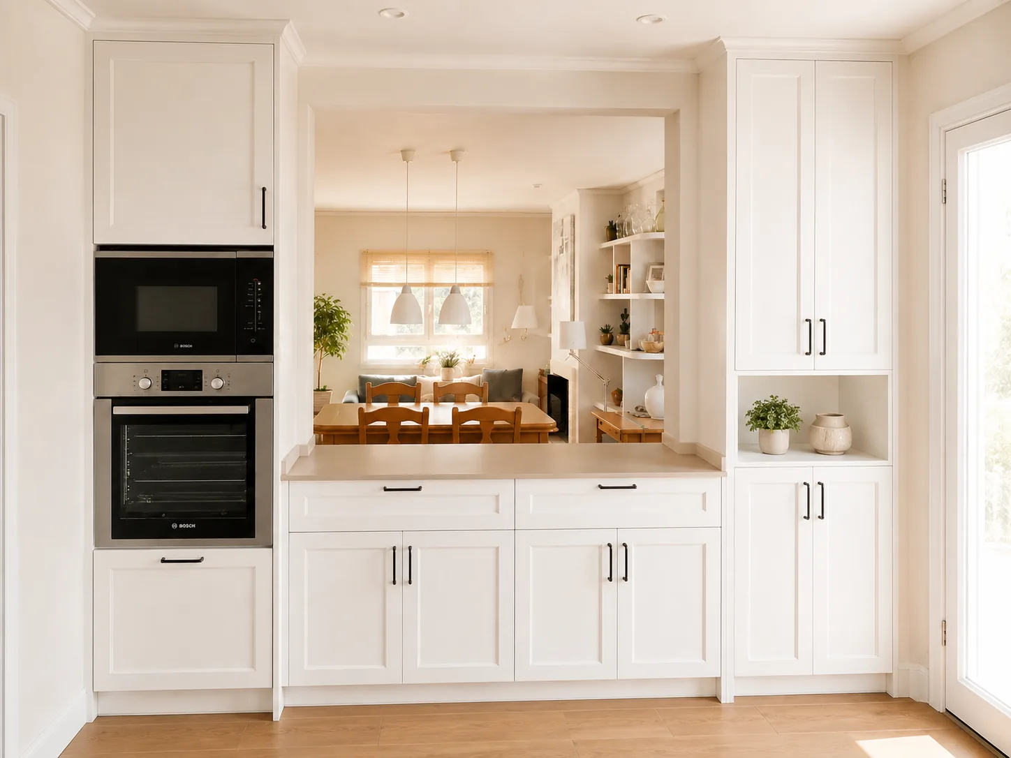 Una cocina blanca y luminosa de inspiración atemporal
