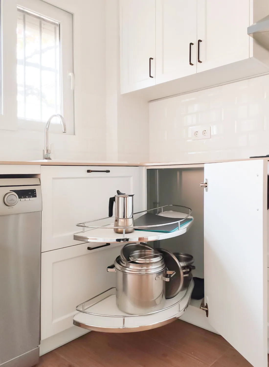 Una cocina blanca y luminosa de inspiración atemporal