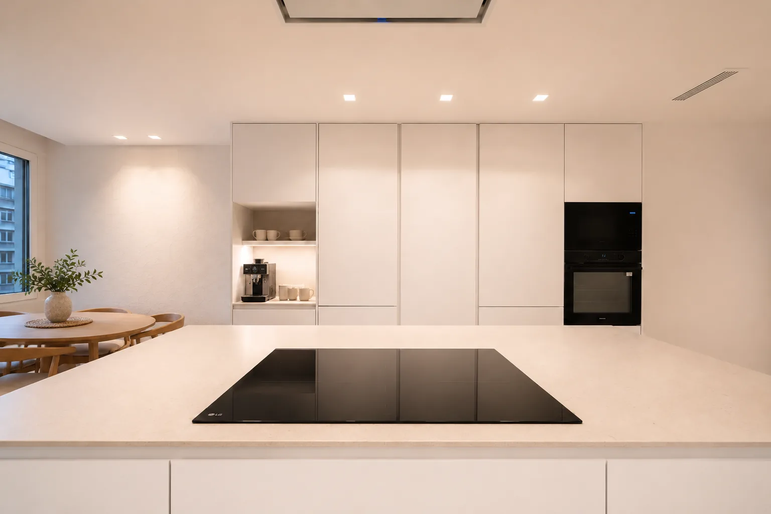 Cocina blanca muy luminosa con isla y lavadero independiente