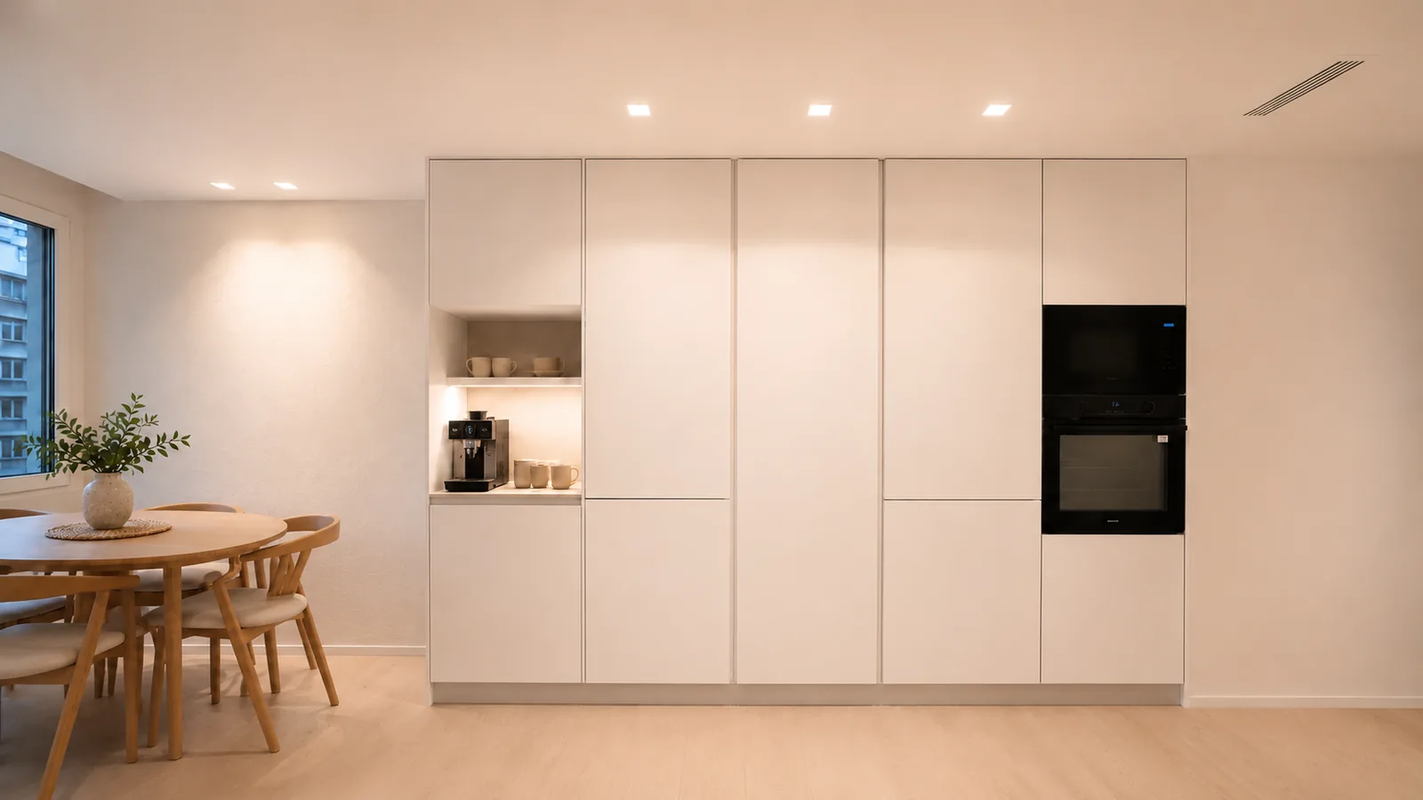 Cocina blanca muy luminosa con isla y lavadero independiente