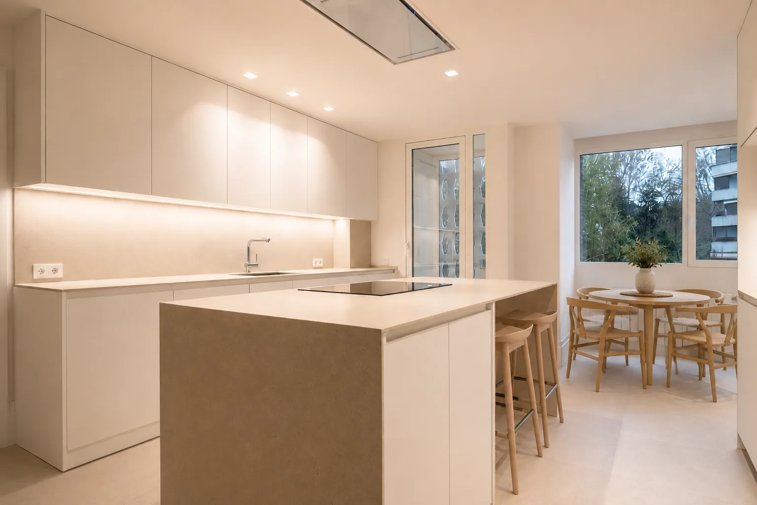 Cocina blanca muy luminosa con isla y lavadero independiente