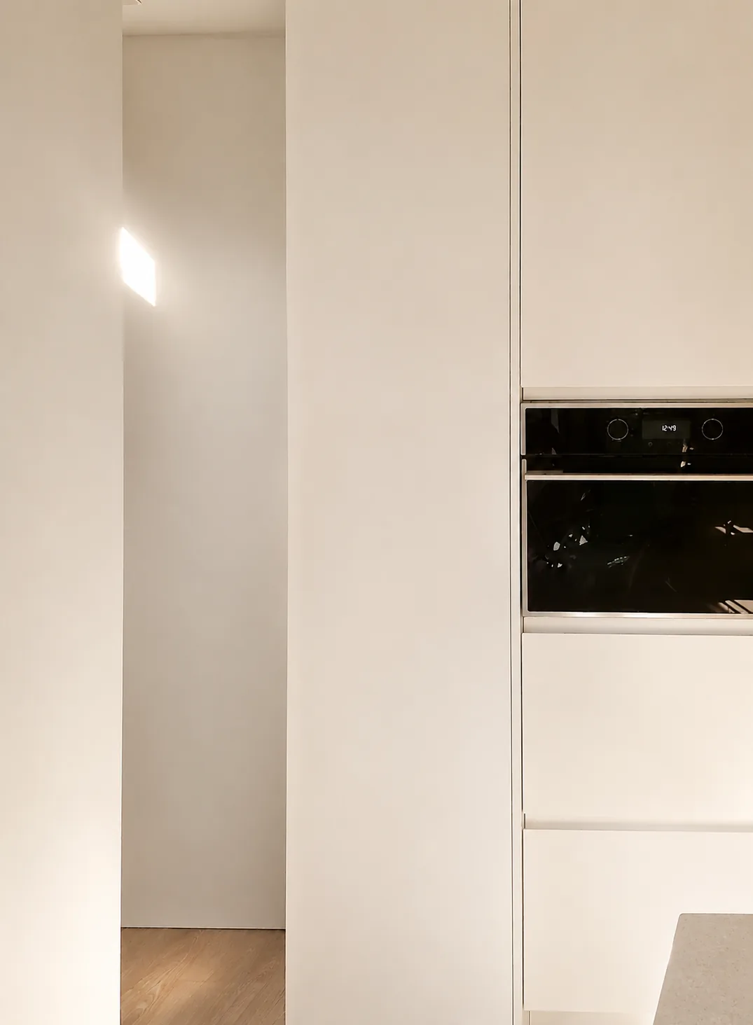 Cocina blanca abierta al salón con isla y lavadero integrado