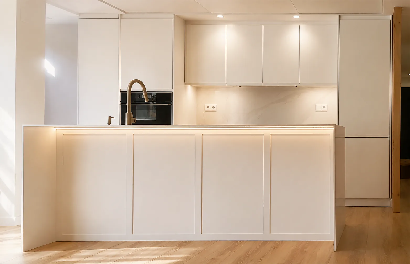 Cocina blanca abierta al salón con isla y lavadero integrado