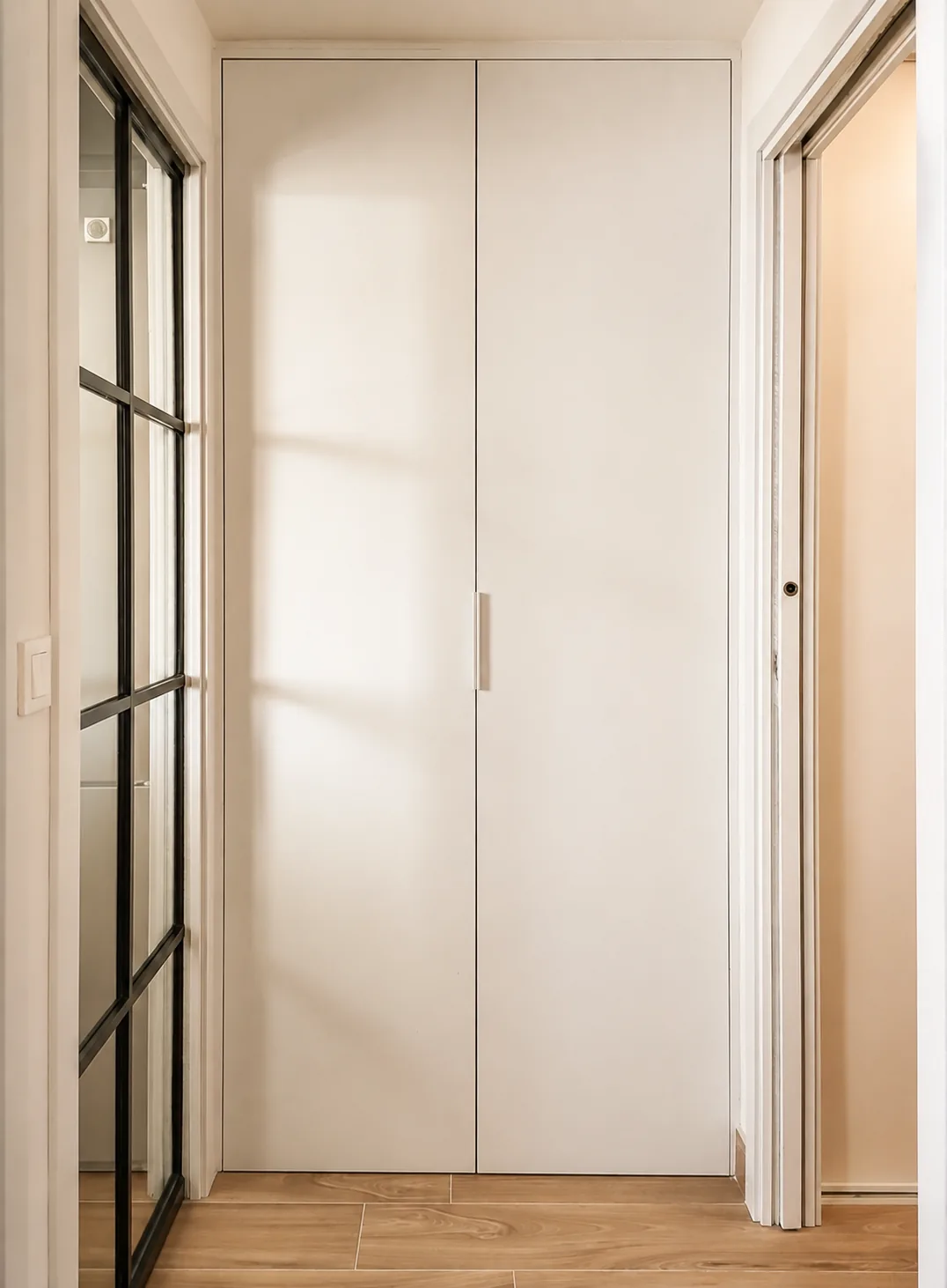 Una cocina compacta abierta al salón mediante un cerramiento plegable