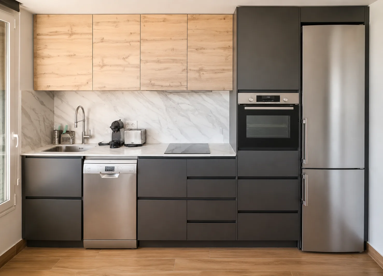 Una cocina compacta abierta al salón mediante un cerramiento plegable