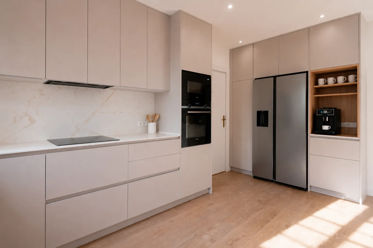 Cocina en forma de L con zona de comedor a medida