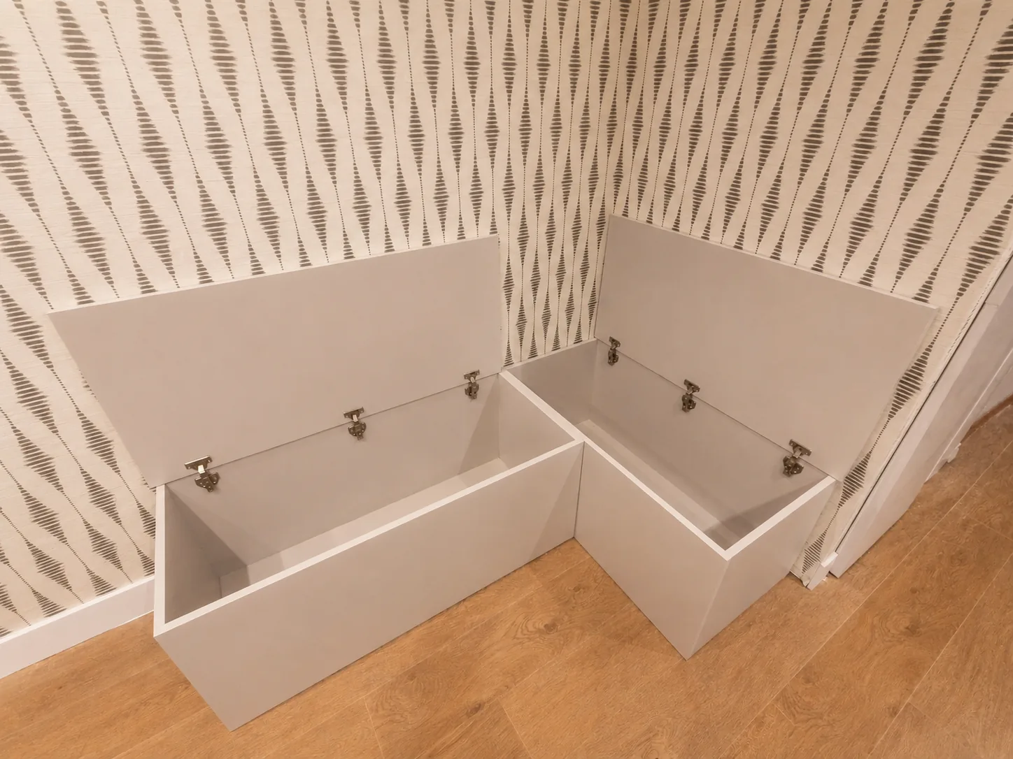 Cocina en forma de L con zona de comedor a medida