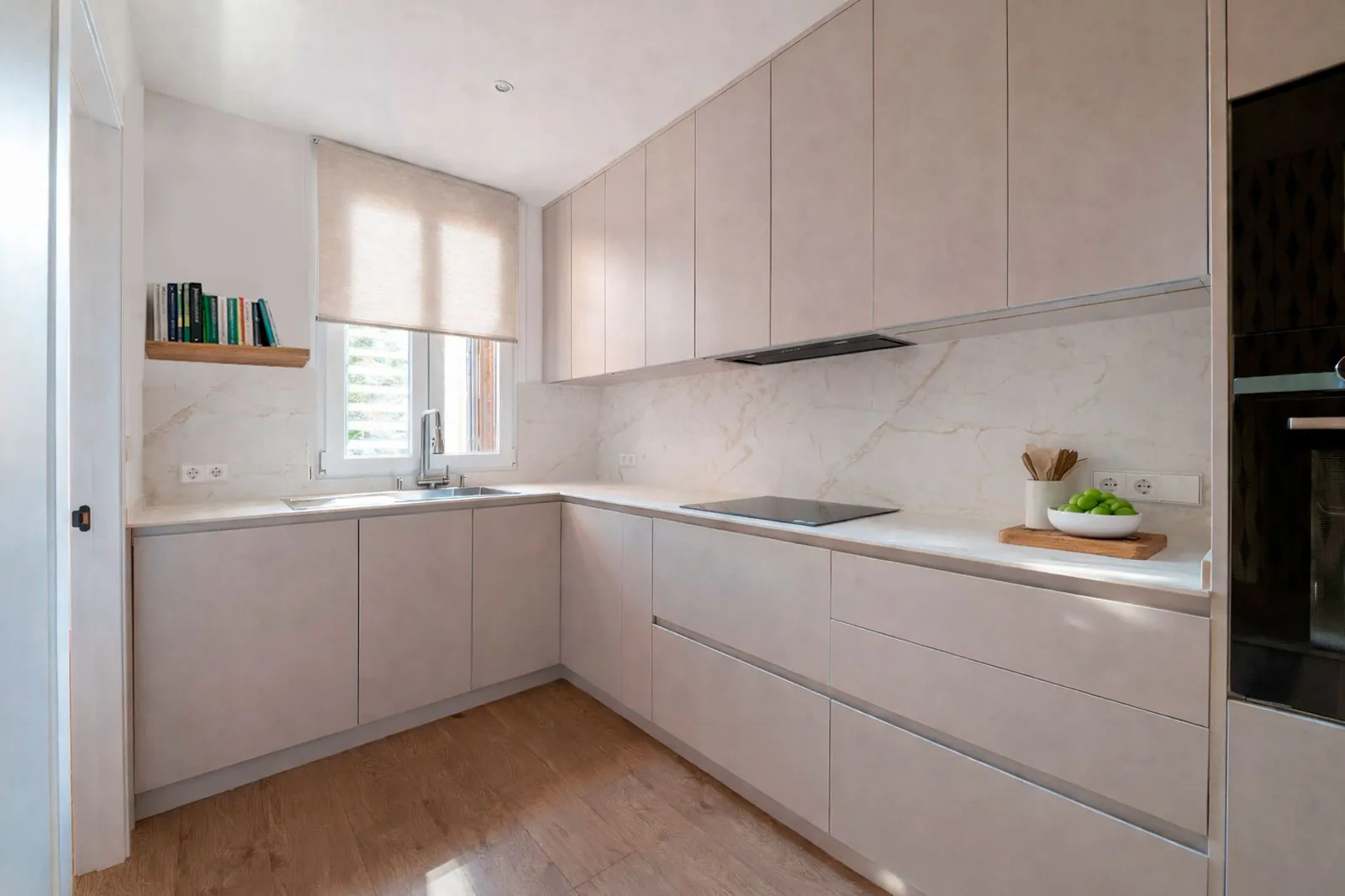 Cocina en forma de L con zona de comedor a medida