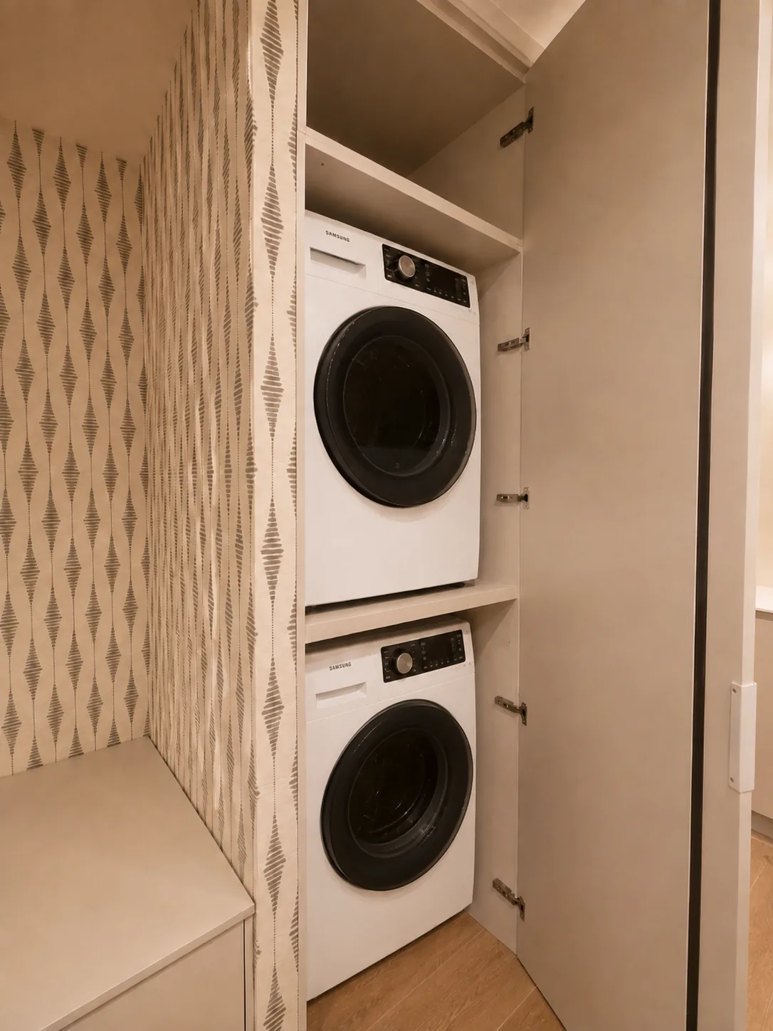 Cocina en forma de L con zona de comedor a medida