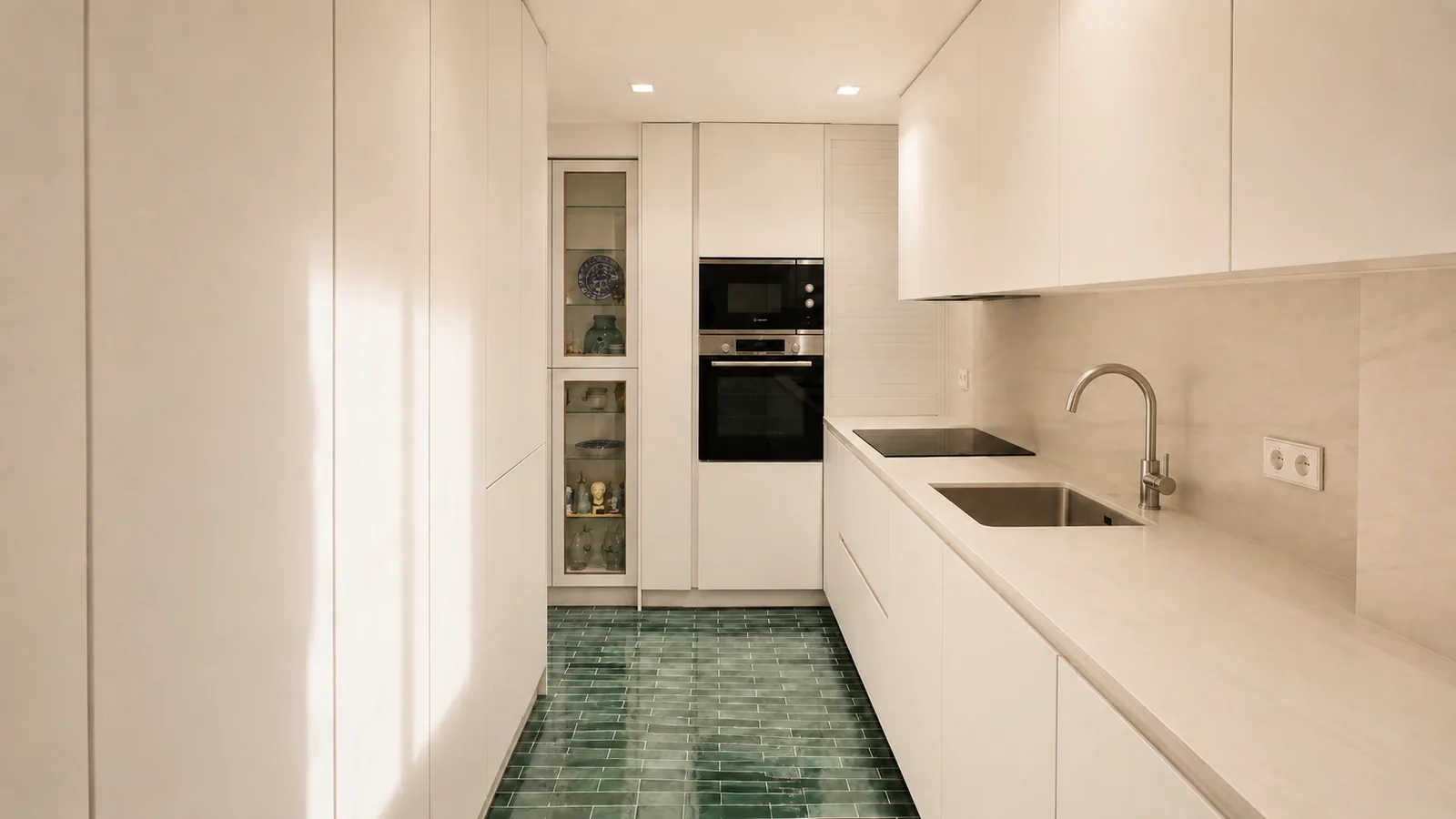 Una cocina estrecha que lo integra todo