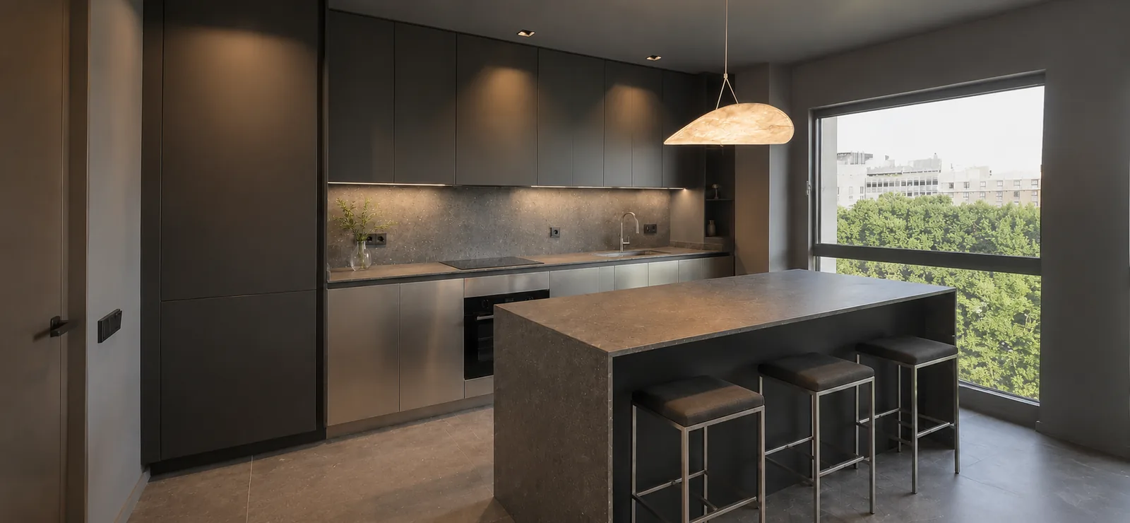 El contraste que convierte una cocina en una pieza contemporánea