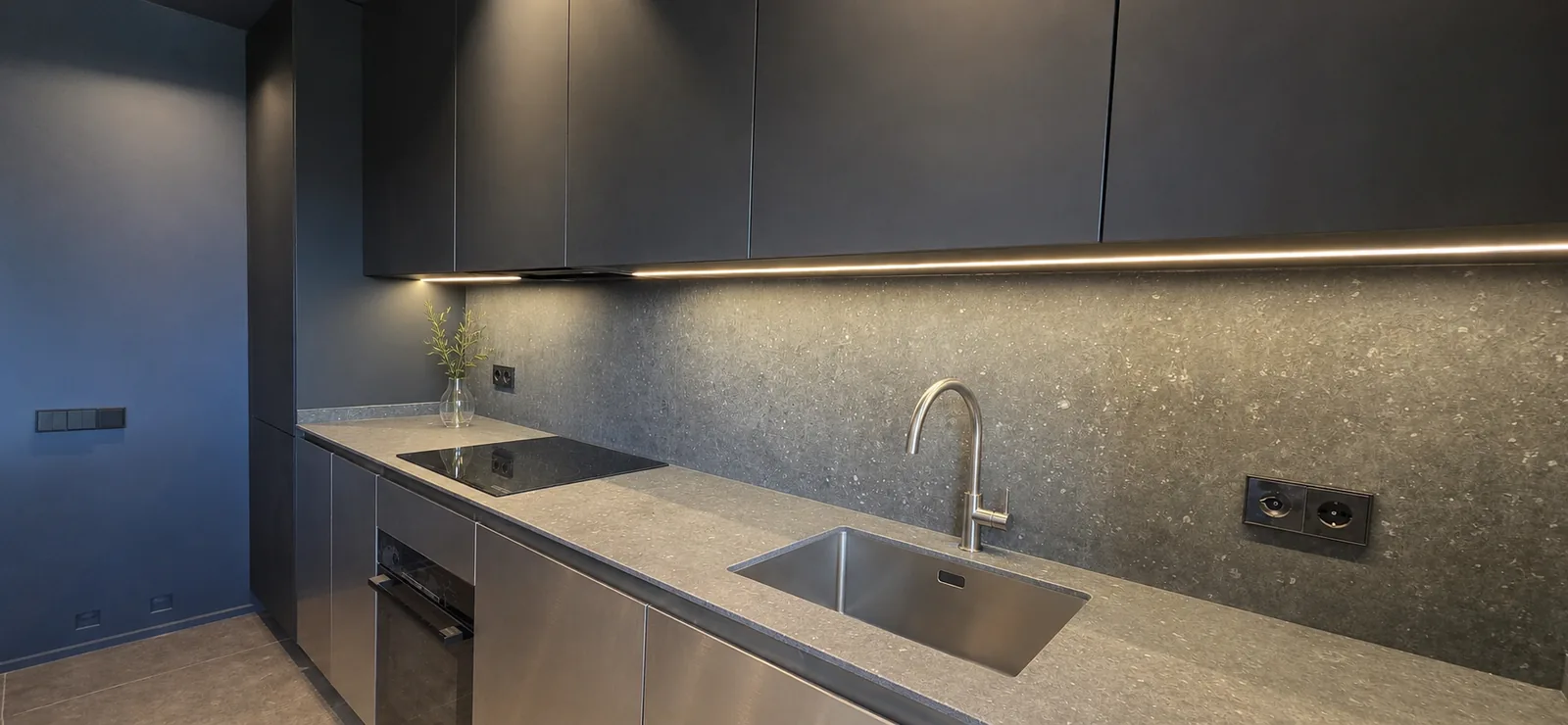 El contraste que convierte una cocina en una pieza contemporánea