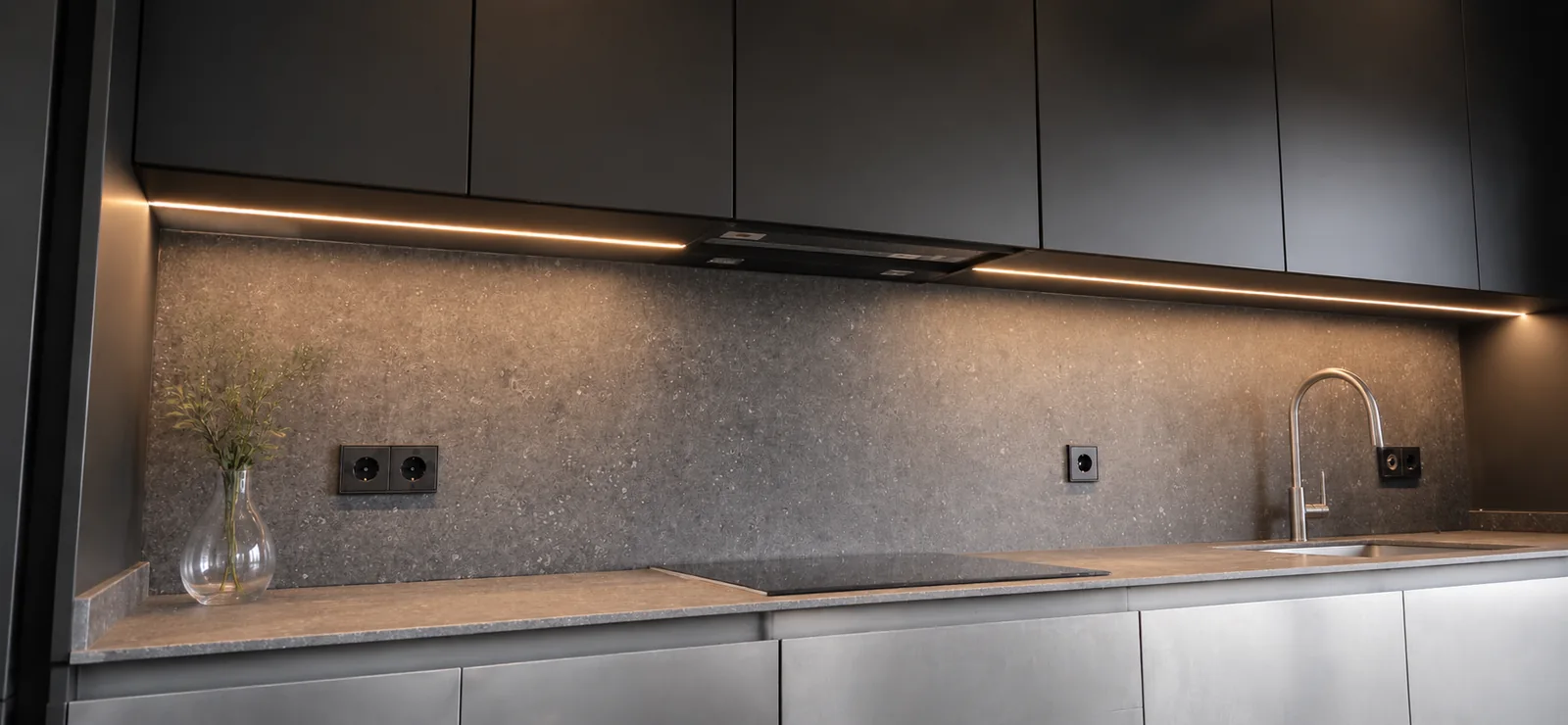 El contraste que convierte una cocina en una pieza contemporánea