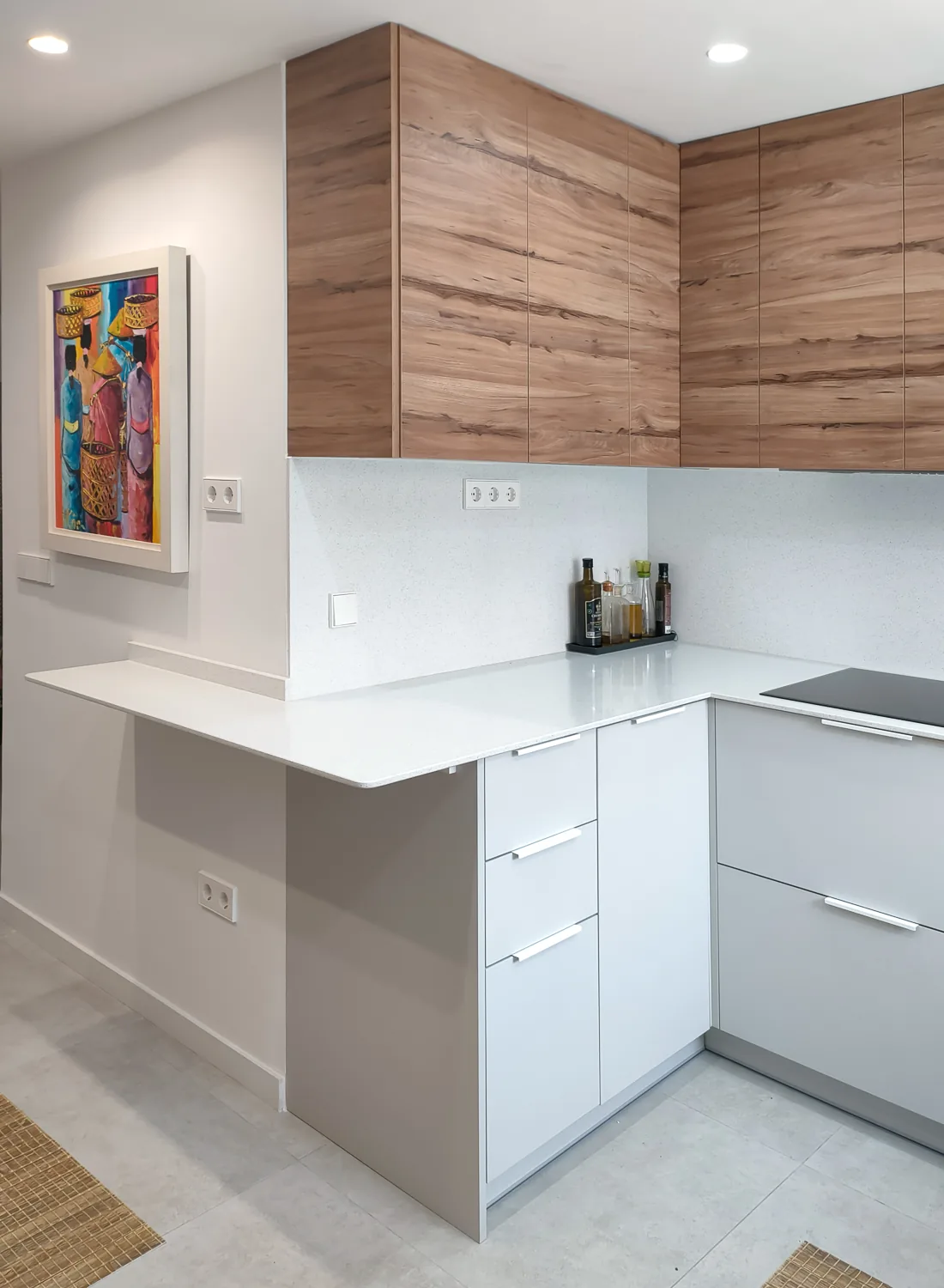 Una cocina luminosa con lavadero oculto