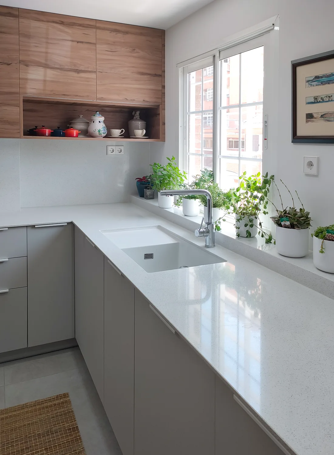 Una cocina luminosa con lavadero oculto