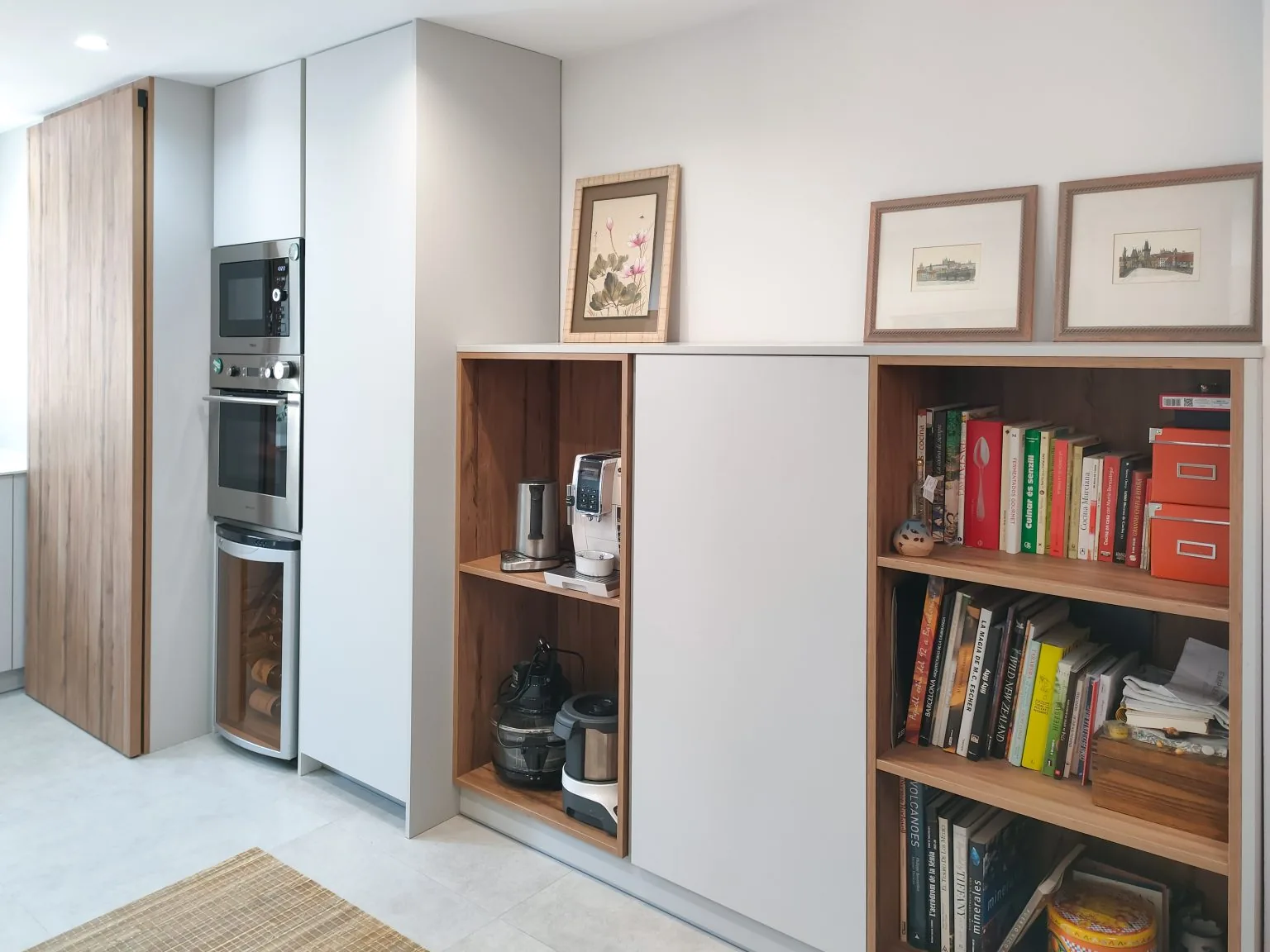 Una cocina luminosa con lavadero oculto