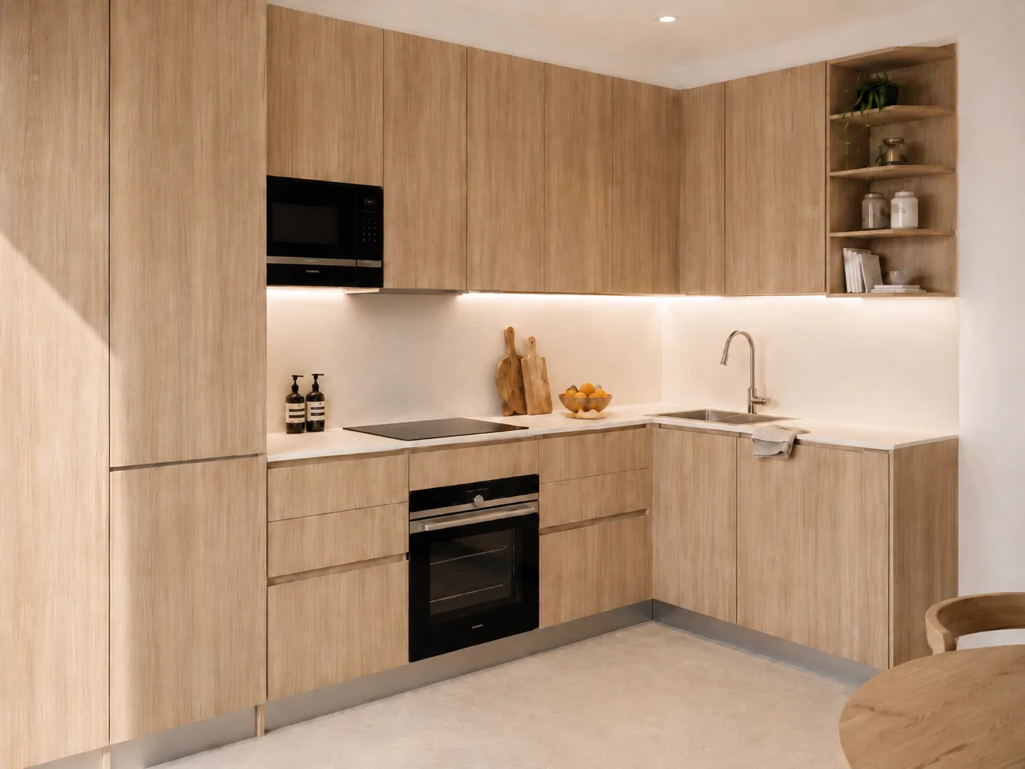 Cocina en madera con distribución en L y gran capacidad de almacenaje