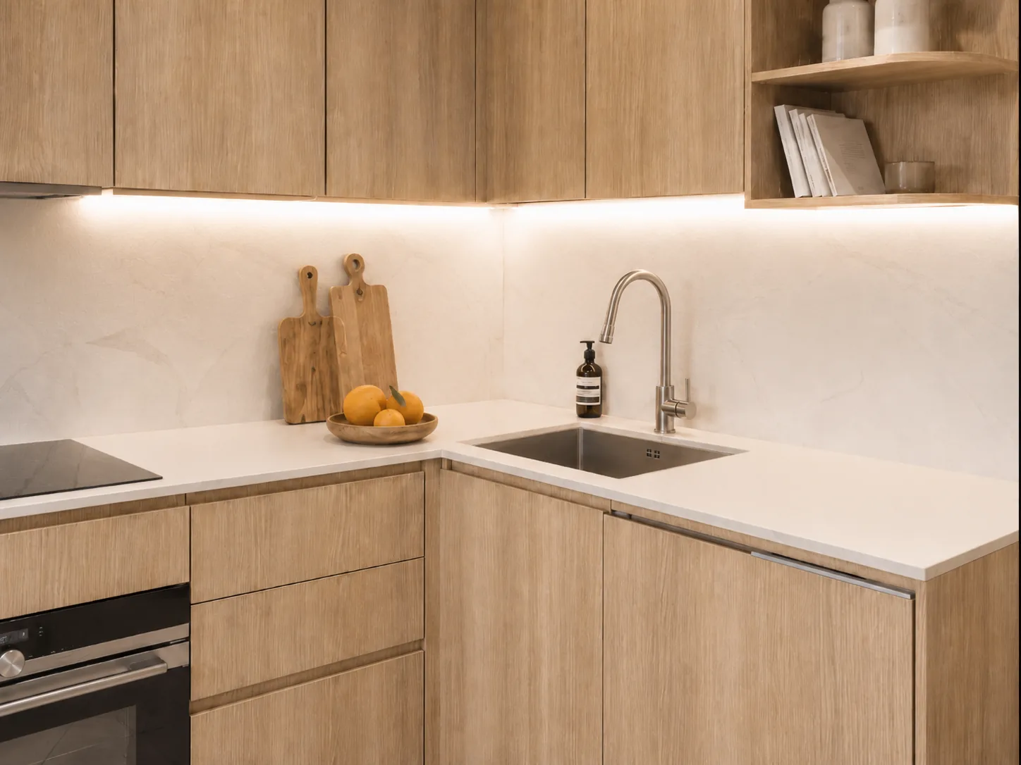 Cocina en madera con distribución en L y gran capacidad de almacenaje