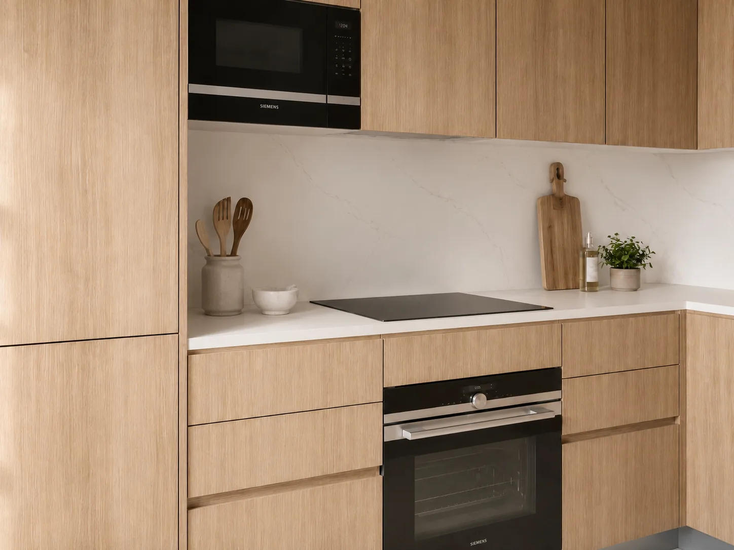 Cocina en madera con distribución en L y gran capacidad de almacenaje