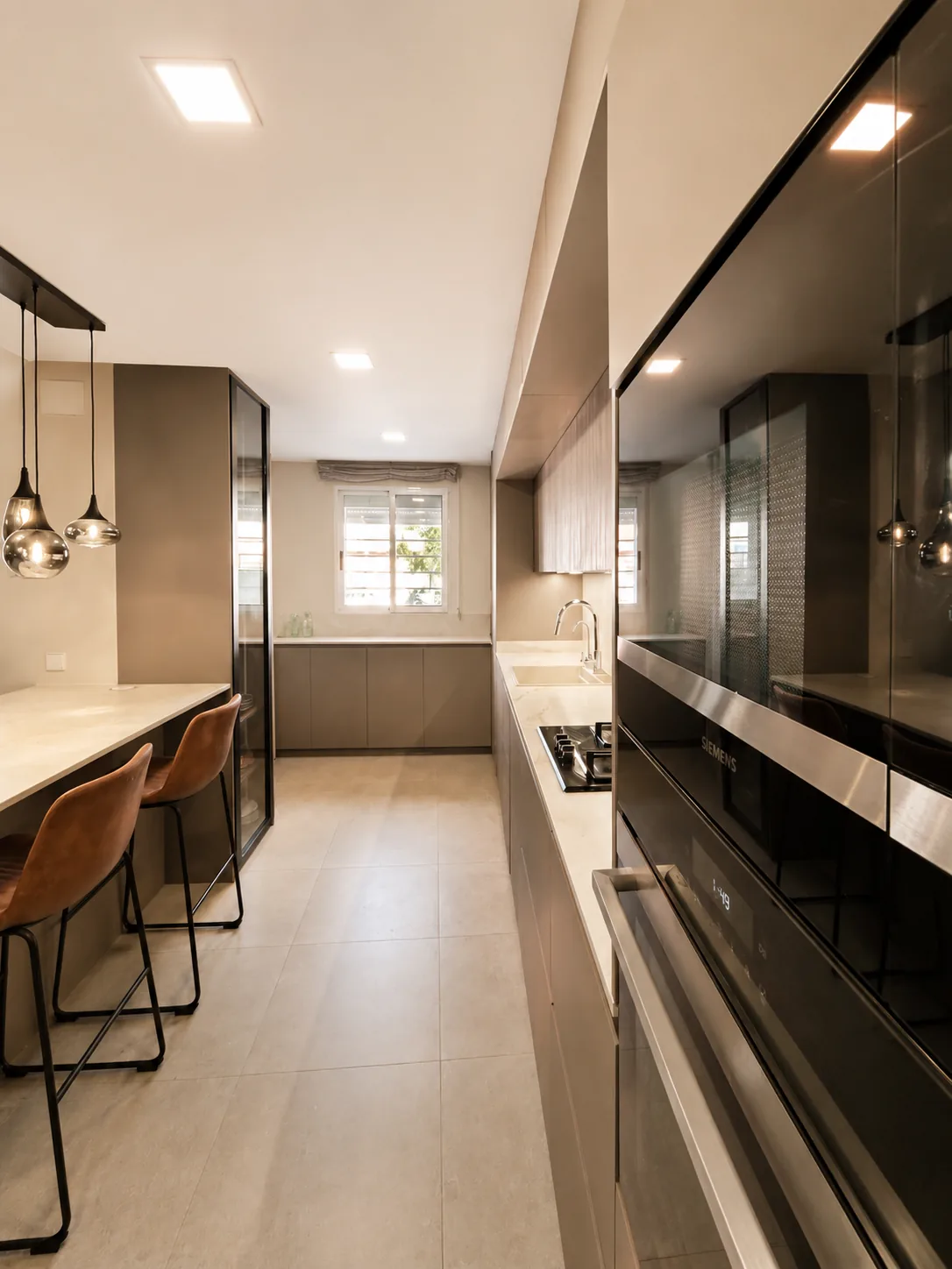 Una cocina a medida que integra diseño, almacenaje y soluciones ocultas