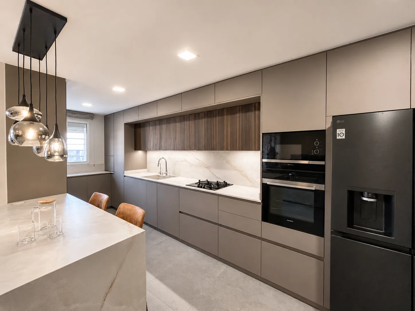 Una cocina a medida que integra diseño, almacenaje y soluciones ocultas