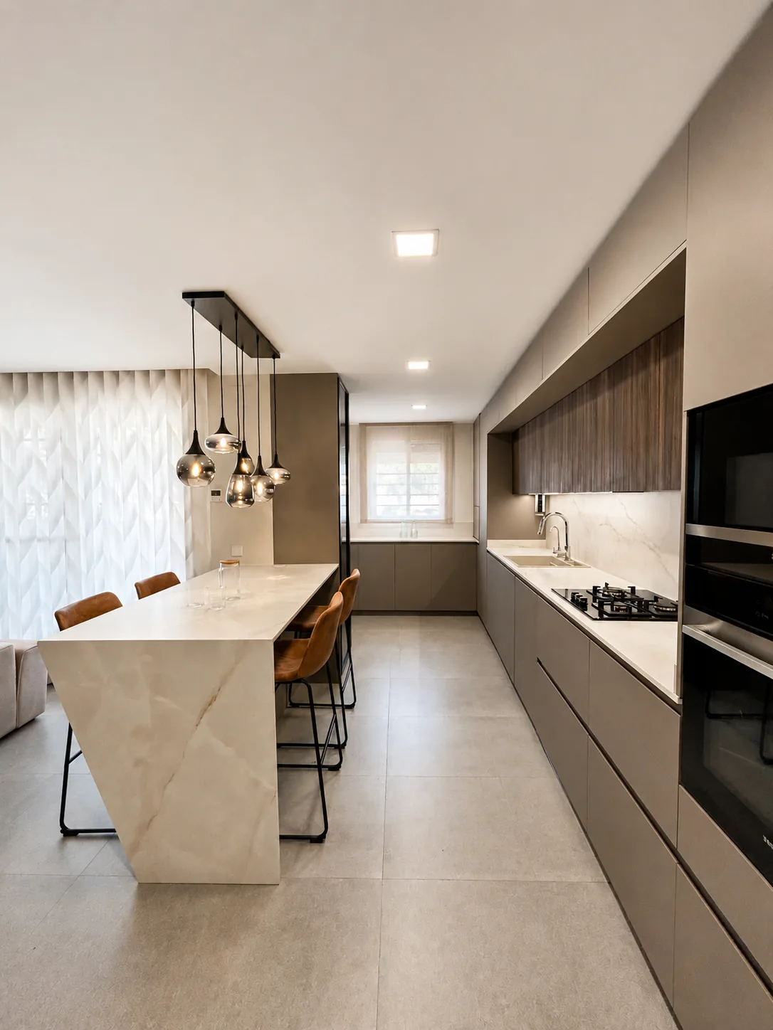 Una cocina a medida que integra diseño, almacenaje y soluciones ocultas