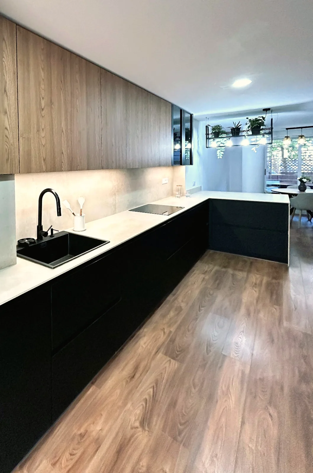 Una cocina negra mate con madera, pensada para tenerlo todo