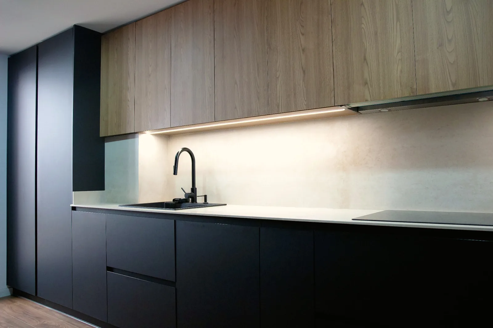 Una cocina negra mate con madera, pensada para tenerlo todo