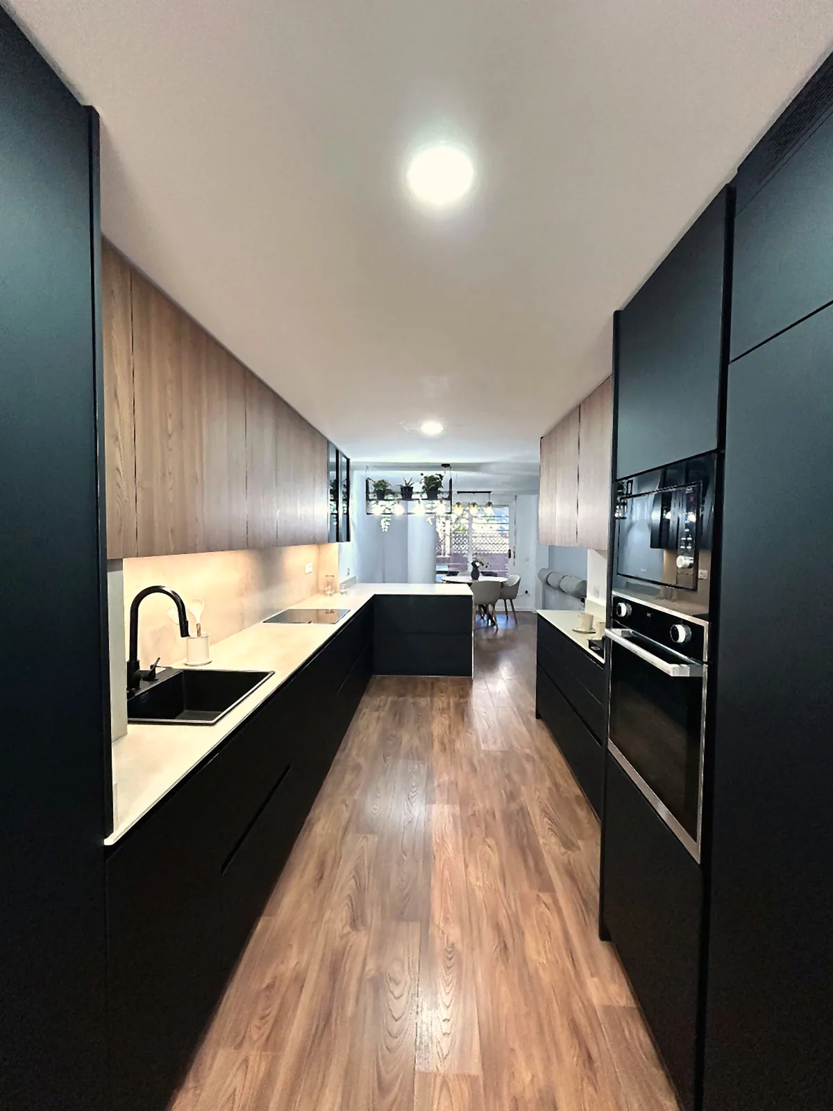 Una cocina negra mate con madera, pensada para tenerlo todo