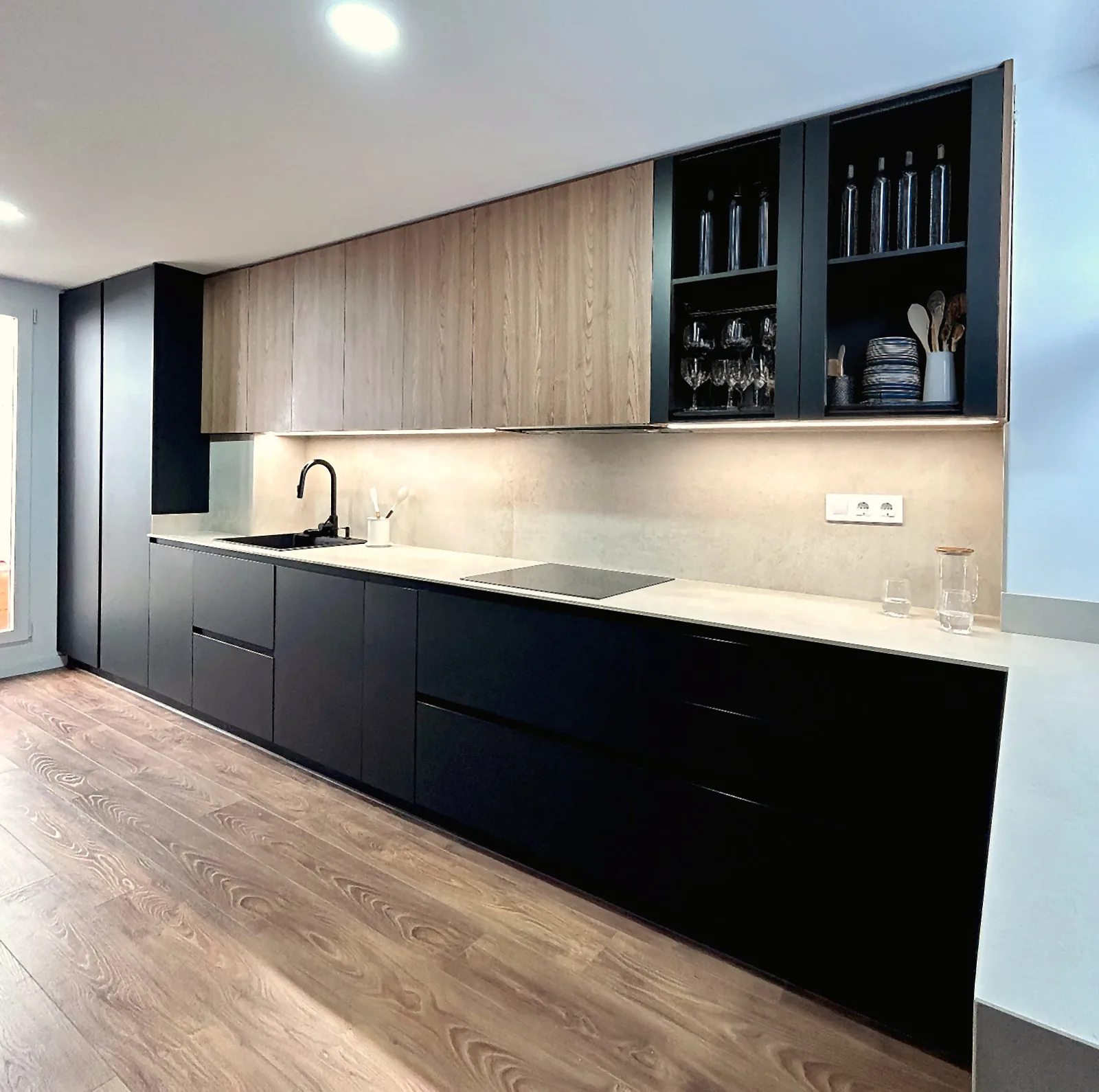 Una cocina negra mate con madera, pensada para tenerlo todo