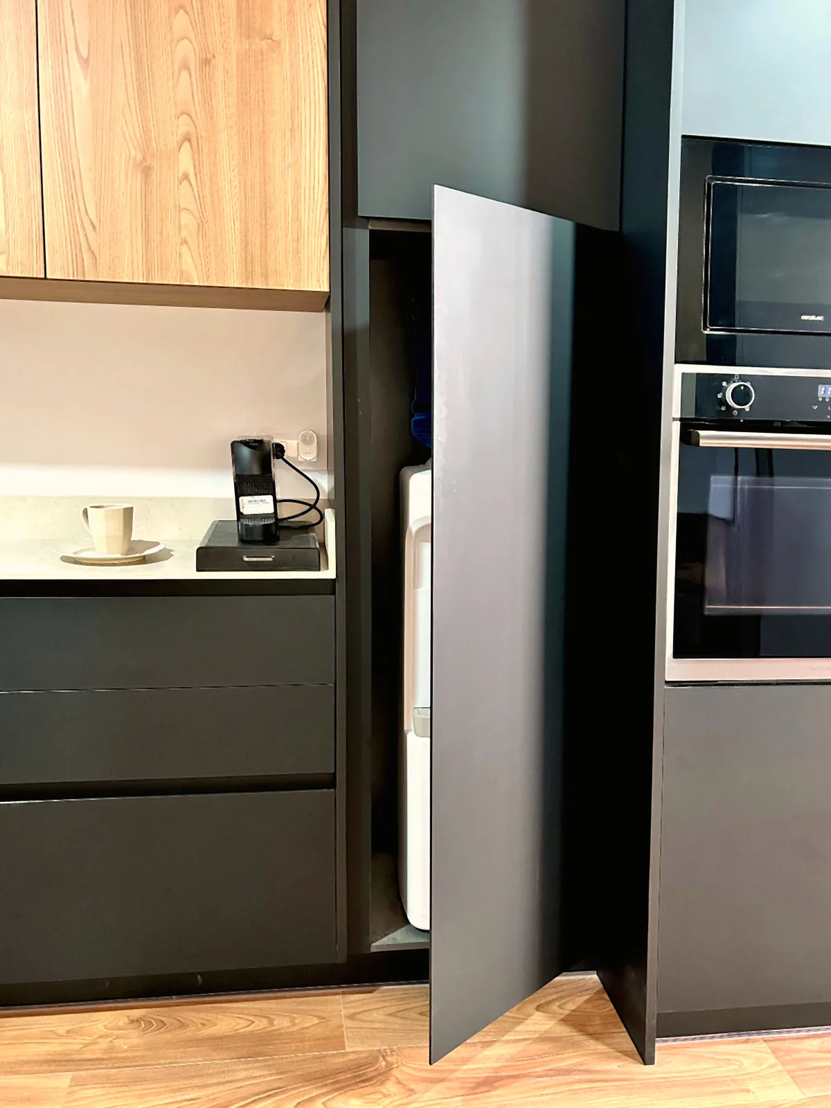 Una cocina negra mate con madera, pensada para tenerlo todo