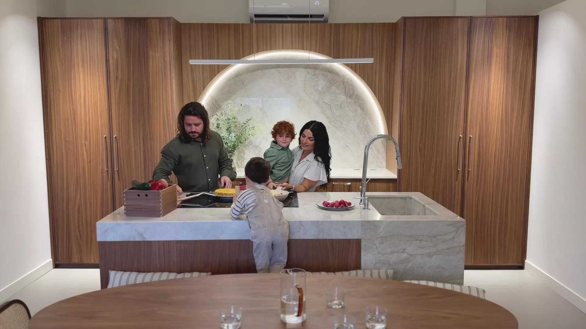 Familia en una cocina a medida de vivoa, abierta al salón